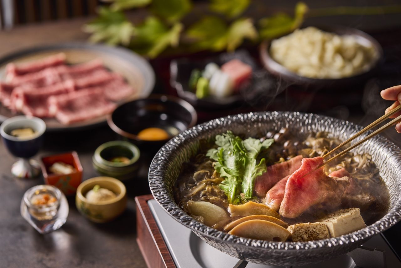 Seasonal hot pot course [Sukiyaki with Aogashima Tokyo beef]