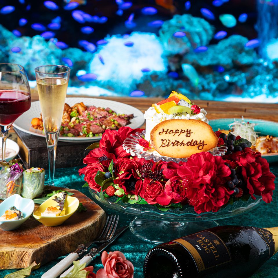 [BD] In a fantastic aquarium space, "with stylish flower cake" and a course of popular dishes such as "Grilled beef skirt steak & chicken thigh churrasco double main x cheese risotto" 8 dishes and 5 plates 
