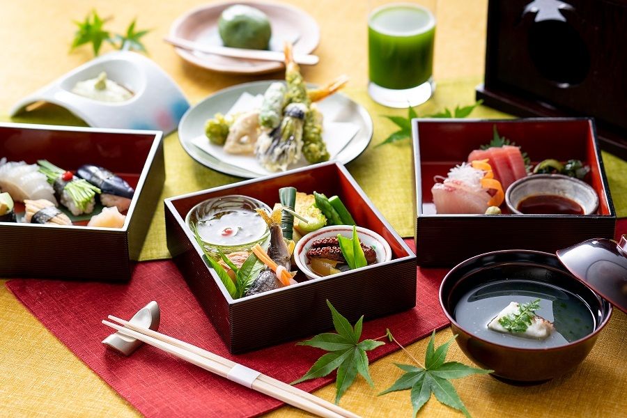Seasonal three-tiered bento box: 6,800 yen (tax and service charge included)
