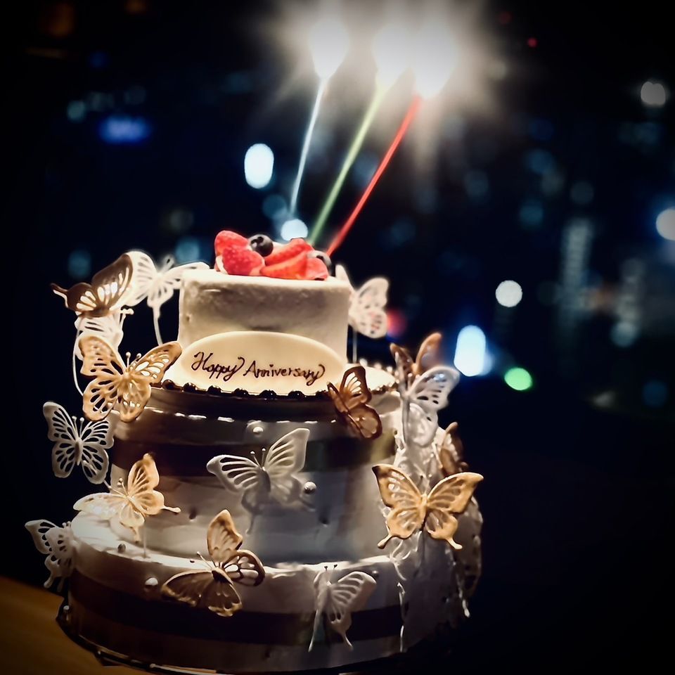 Includes an anniversary cake, "Butterfly Bouquet," which symbolizes the "hinge" that connects two people. 7 dishes in total. [Sunday-Friday only] Light Anniversary Course. Includes a gift storage bonus. *This course does not include the high-back sofa in the first row by the window.