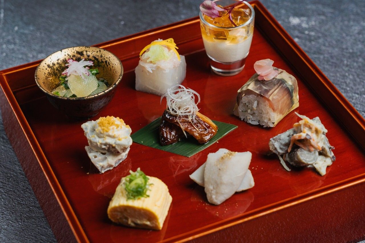 [Japanese-Western fusion lunch] 9 appetizers, a main dish, and 4 dishes including a pastry chef's special dessert