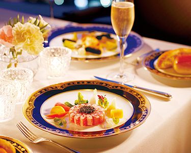 [Makan Malam Ulang Tahun B] Bersulang: Termasuk sampanye Bonus: Satu bunga musiman