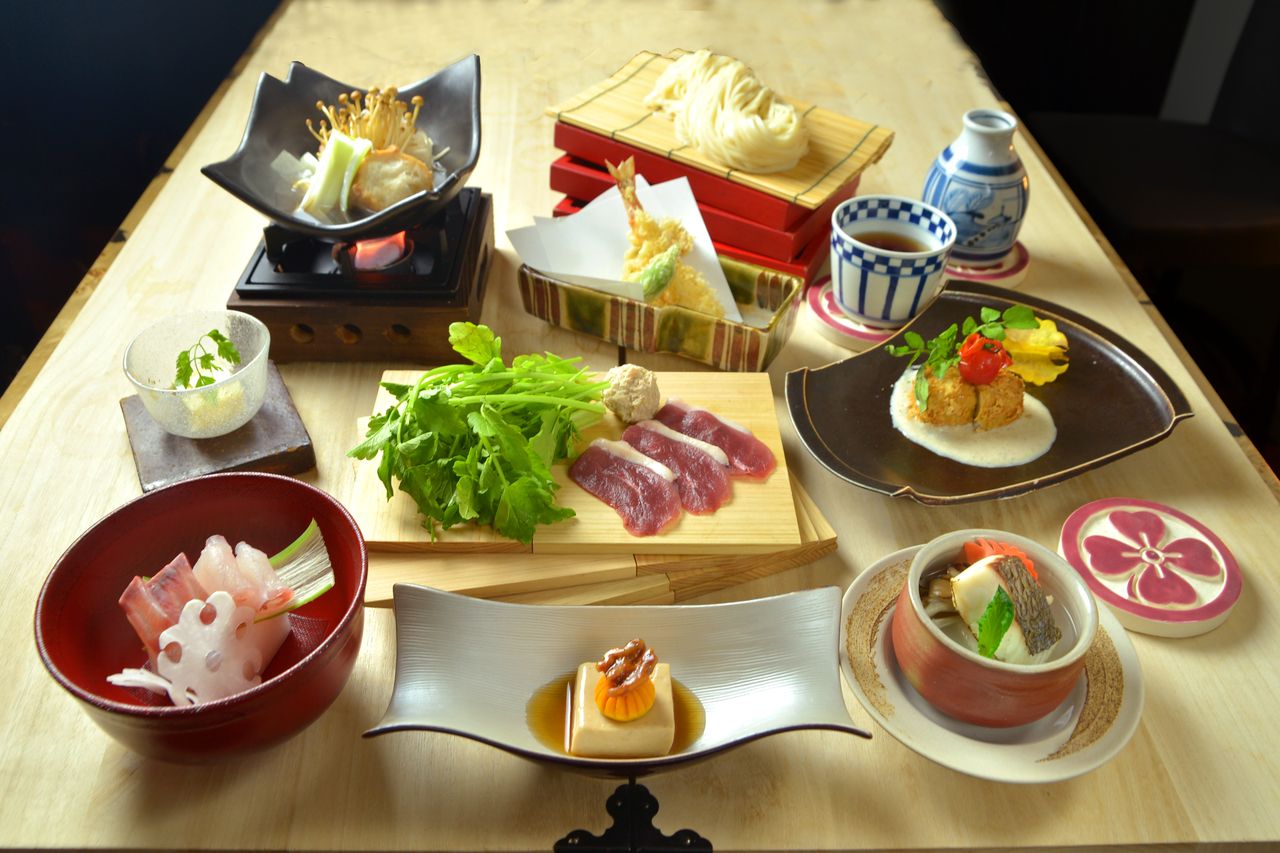 [標準懷石套餐，包含時令菜餚和自製烏龍麵■黑旗亭套餐]