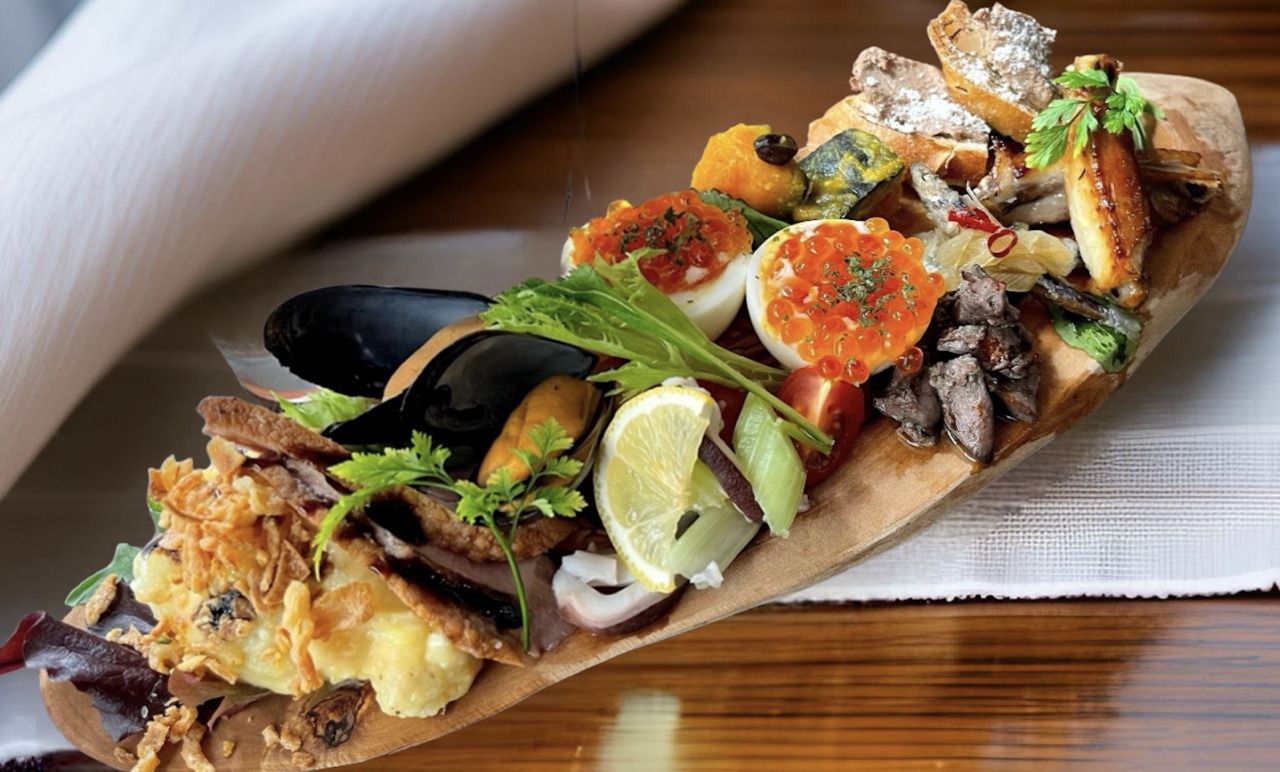 ♠︎豪華タパス付き神戸ビーフA5ランク鉄板ステーキ赤身100g♠︎（お皿での提供も可）前菜盛合せ・スープ・サラダ・自家製ピラフ、白米またはパン、デサート付き　◎特選赤身または霜降りステーキに変更できます。