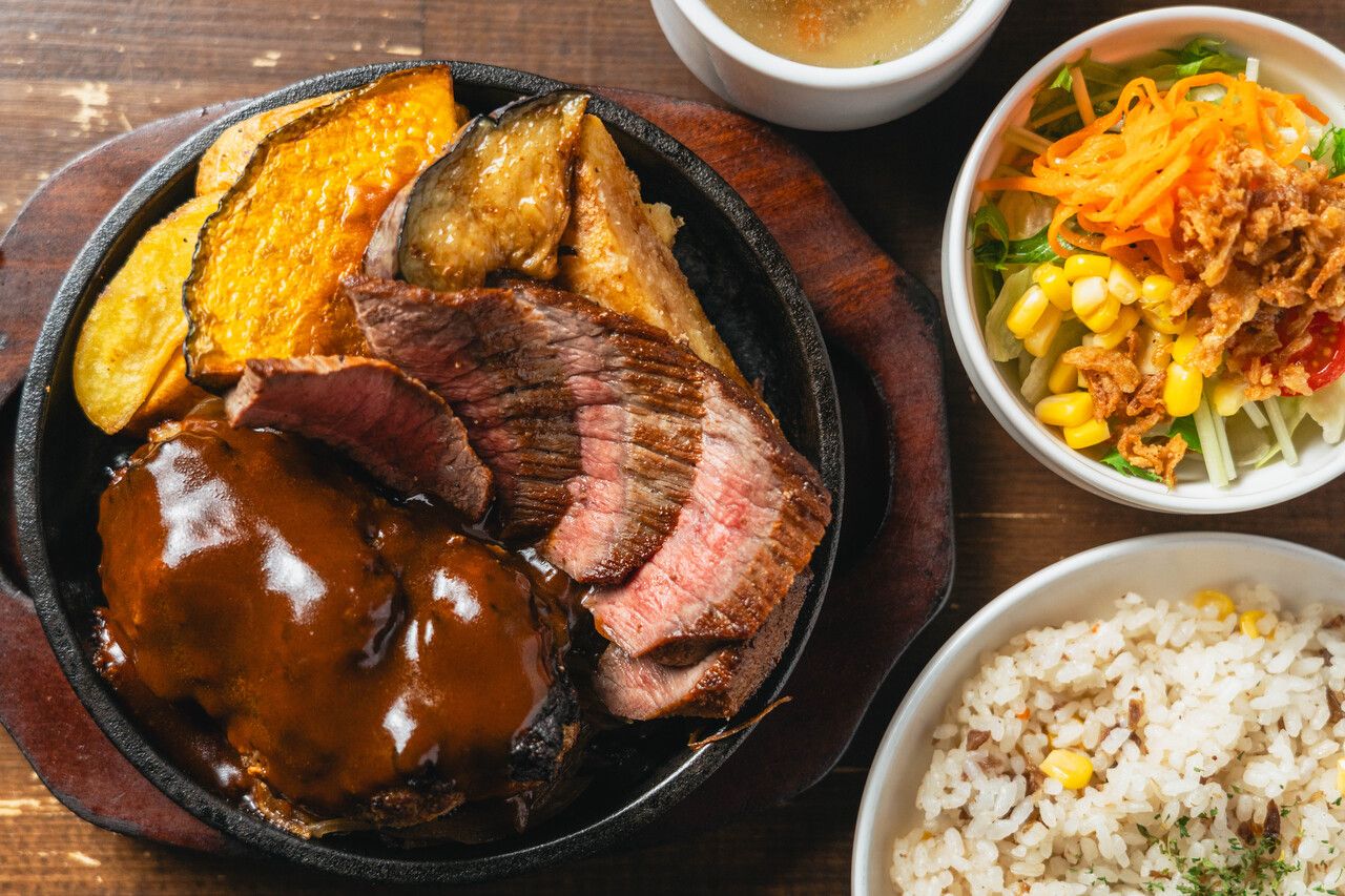 Enjoy the best of both! ♠️ Luxurious tapas with Kobe Beef A5 teppan steak (100g) & Japanese-style hamburger steak ♠️ Includes appetizer assortment, soup, salad, pilaf, white rice or bread, and dessert. ◎ Can be changed to a premium lean steak or a marbled (fatty) steak.