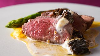 Plat déjeuner avec une boisson au choix Amusement + entrée + double plat + dessert complet