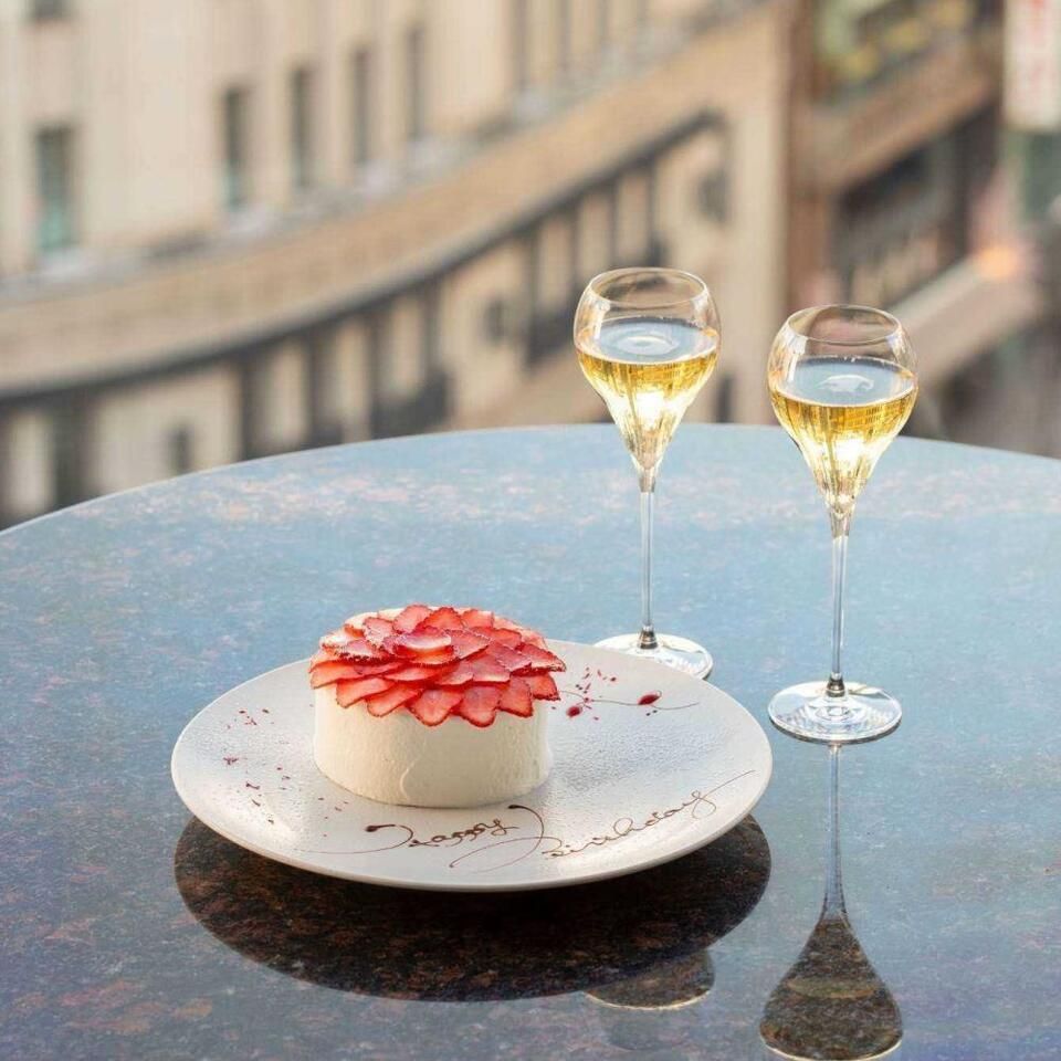 Anniversary Lunch [Toast with sparkling wine and anniversary cake] A four-course meal featuring a seasonal appetizer and a choice of main course