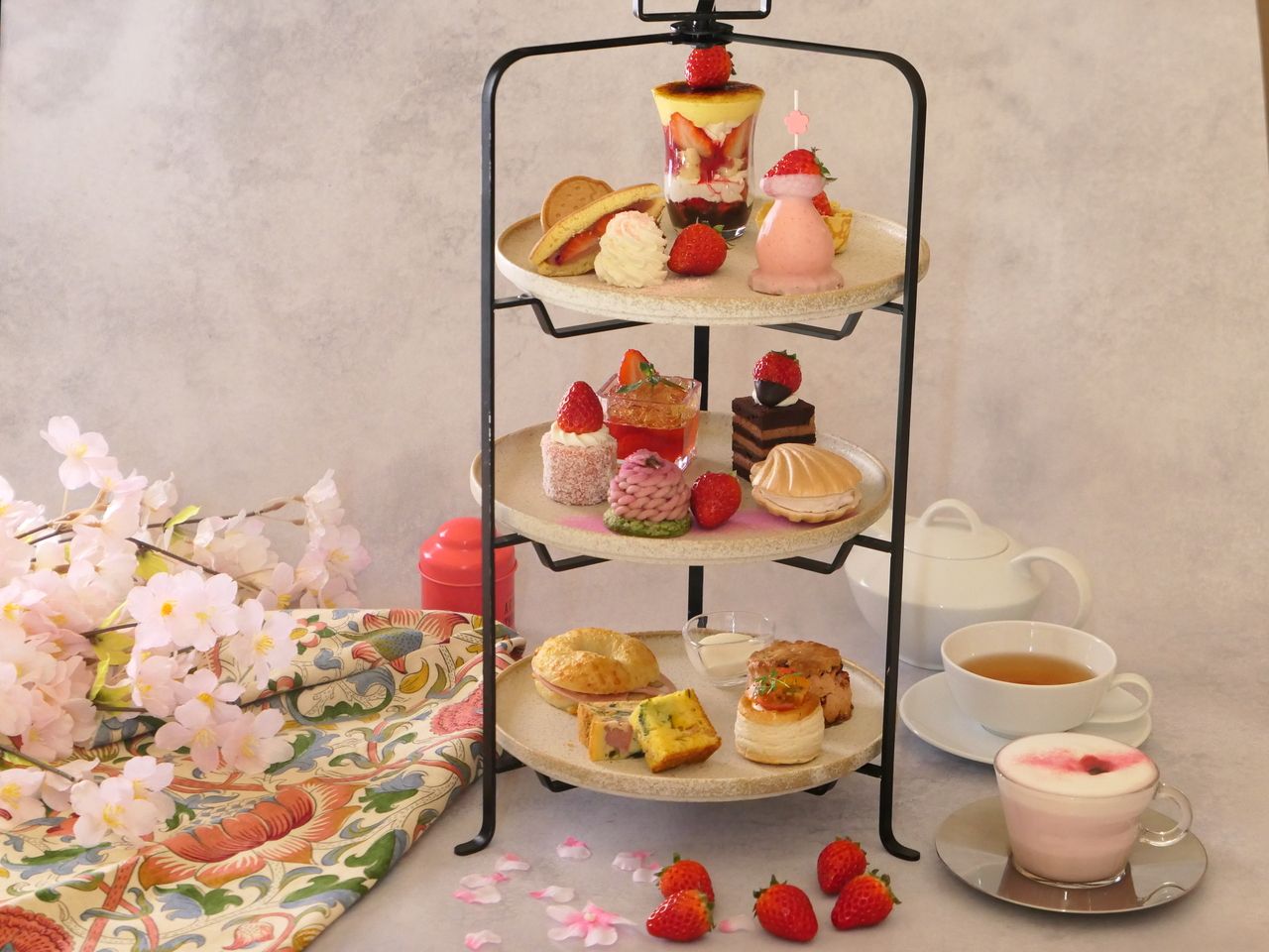 いちごと桜のアフタヌーンティ