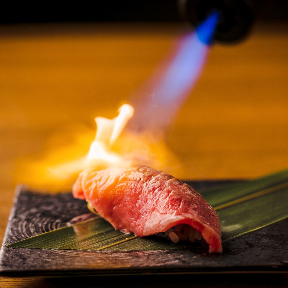 【 灯-akari- 】極上焼き「シャトーブリアンアップグレード」名物のすきしゃぶ、厚切り牛タン、食後の紅茶含むコース 無料記念日プレート変更可