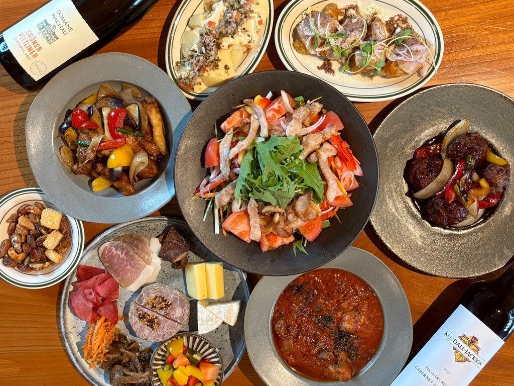 Seasonal 8‑Dish Course with All‑You‑Can‑Drink