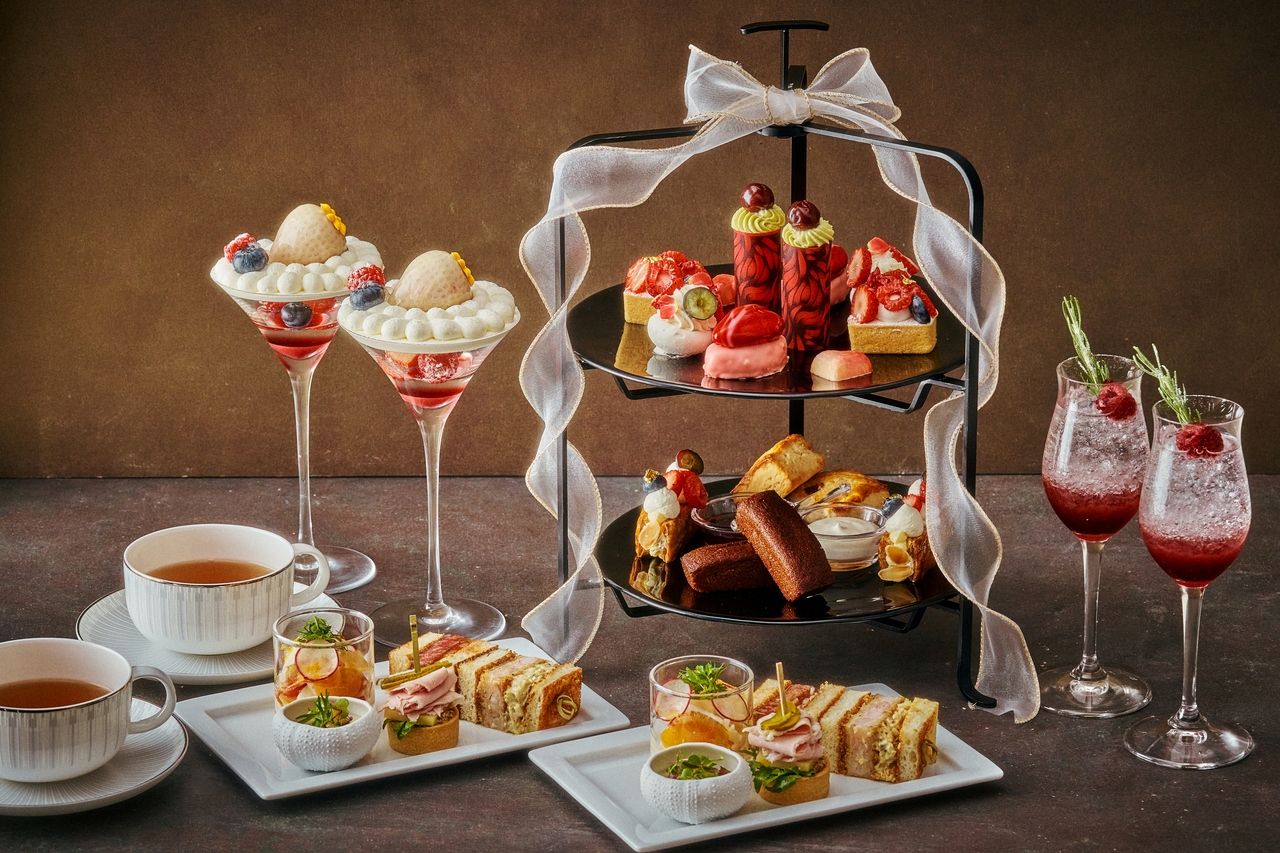 [Weekday] Winter Afternoon Tea: Harmony of Red Fruits and White Chocolate (2-4 people)