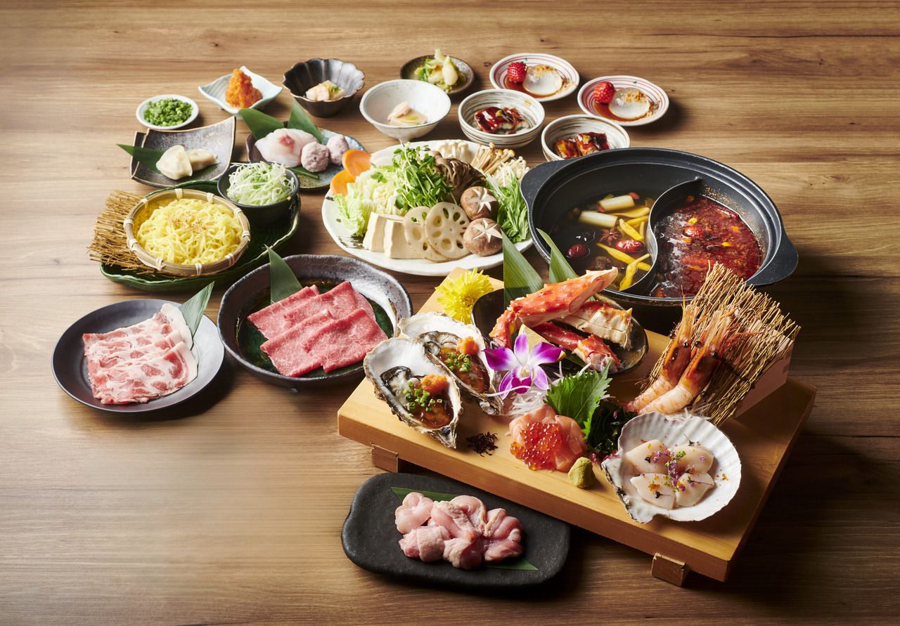 TSUBAKI course (hot pot with seafood platter, two types of Shiraoi beef, black pork, etc.)
