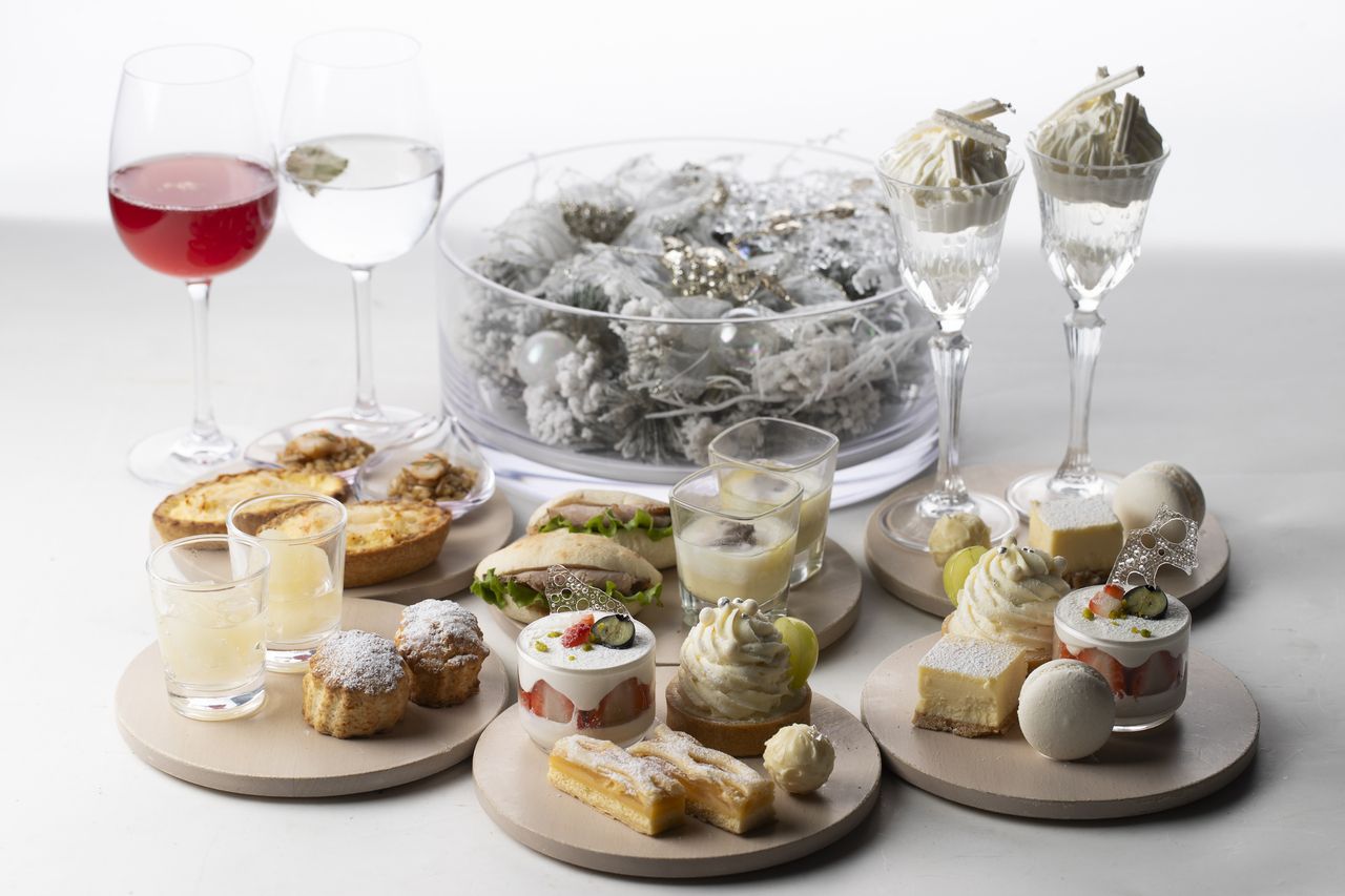 [Weekday Special Regular Seat (View Charge Included)]“White Pearl” Christmas AfterMOON Tea