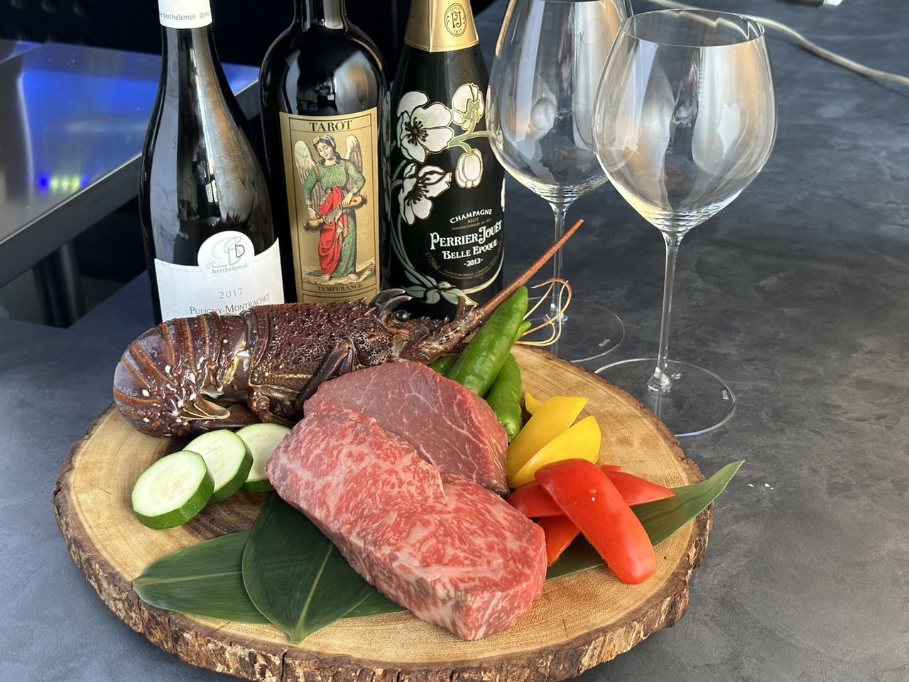 A full lineup of main dishes! Ise lobster, live abalone, and Kyushu A5 Kuroge Wagyu beef course