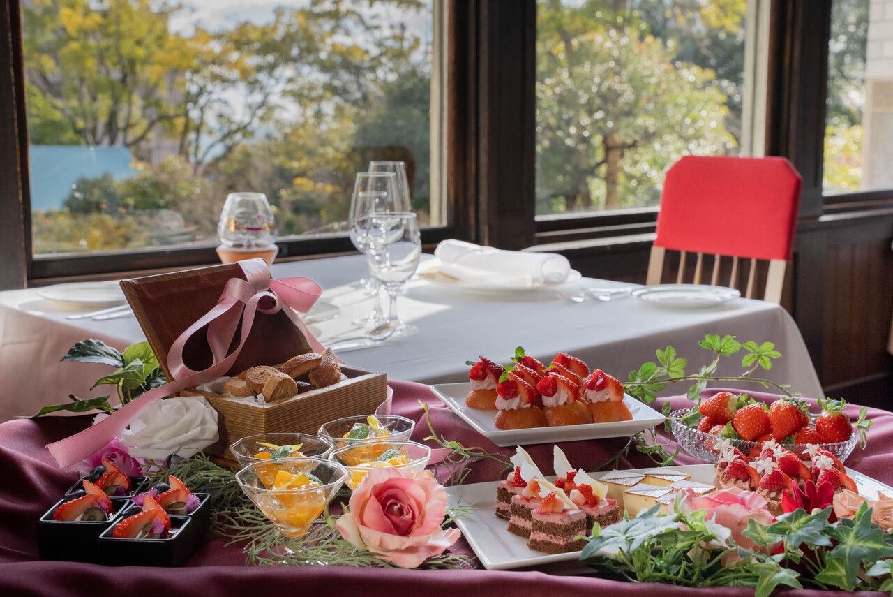 Dejeuner B+ with dessert cart