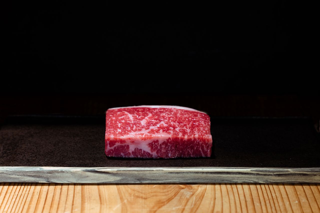 [Compare Star Wagyu Red Beef & Star Wagyu Kuroge Wagyu Sirloin Steak] A premium course where you can compare the taste of rare Star Wagyu Red Beef & Kuroge Wagyu Sirloin thick-cut steaks!