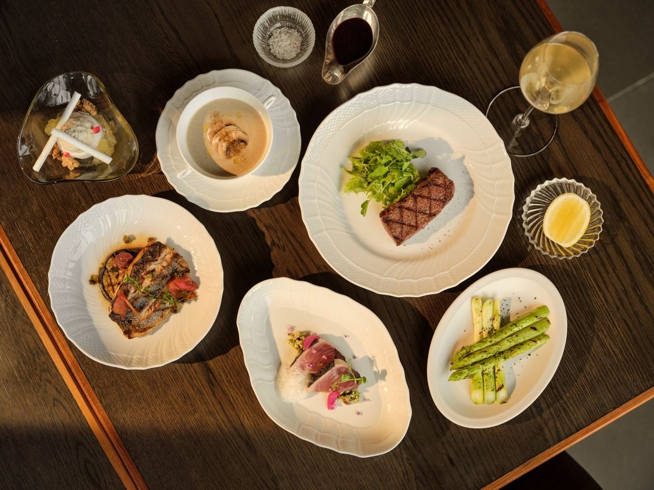 【Exclusive Lunch】前菜、スープ、魚・肉のWメインなど充実の5品＋グラスシャンパン付き