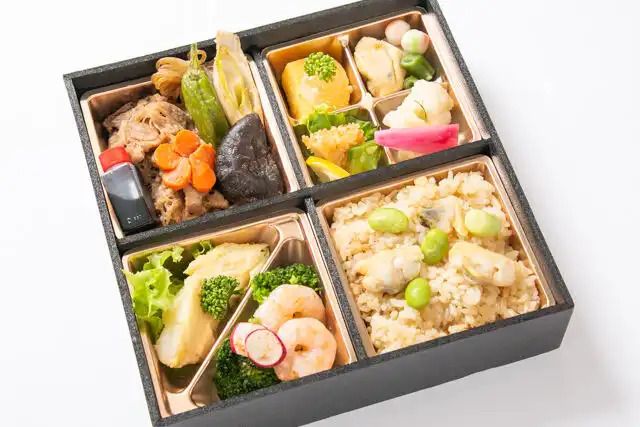 Specially selected beef sukiyaki and seasonal fish grilled with Saikyo miso (clam-flavored rice)