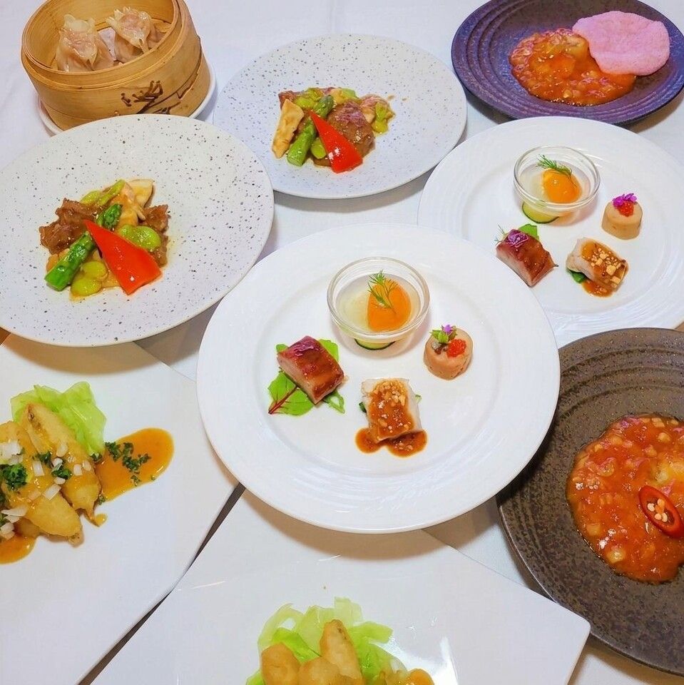 ■ 2名様よりホール席｜税込7,000円 ・2時間飲み放題付き ｜銘々盛り｜サービス料・チャージ料0円