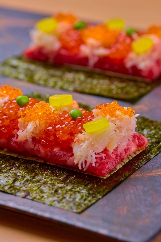 Limited time offer until March 31st. [Umeda Ushimitsu Opening Commemorative Course] Includes all-you-can-drink! New items include "Carefully Selected Wagyu Beef Crab and Salmon Roe Beef Chirashi Yukhoe Dog," "7 Types of Carefully Selected Grilled Dishes," and "Cold Seaweed Noodles."