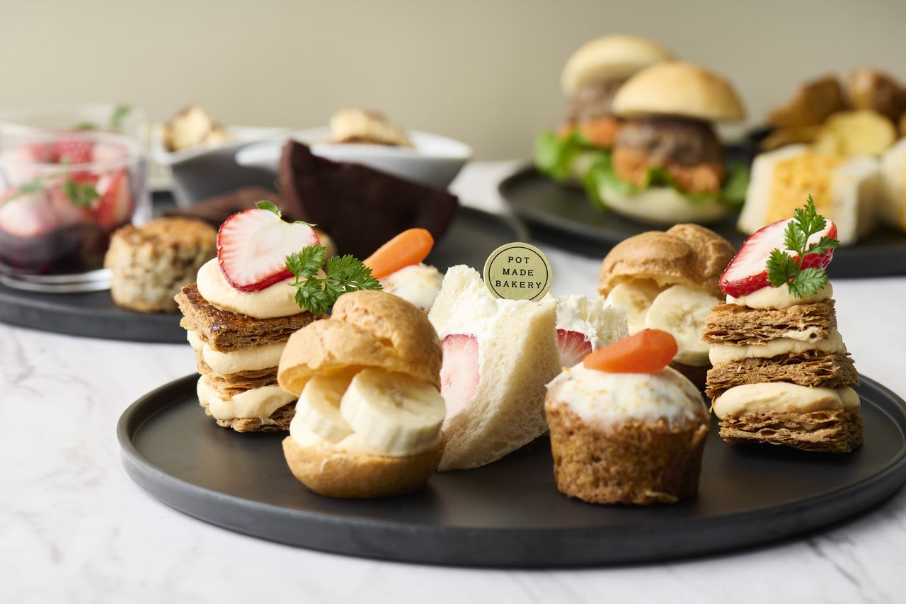 Afternoon tea for 4 people (2 x 2-person tables) *Includes 1 drink