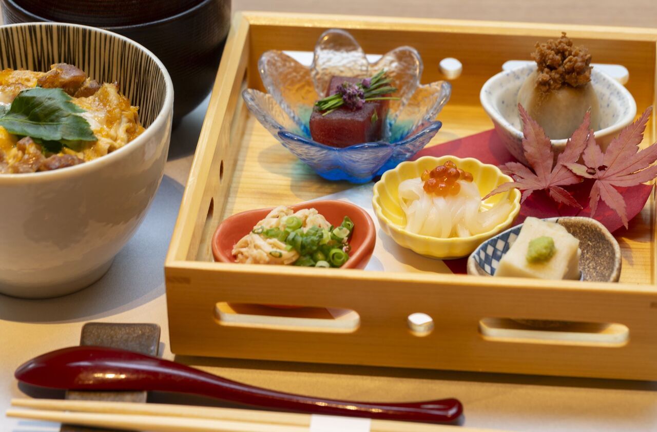 比内地鶏のとろとろ親子丼×和スイーツ5種盛りなど 全5皿　3,800円