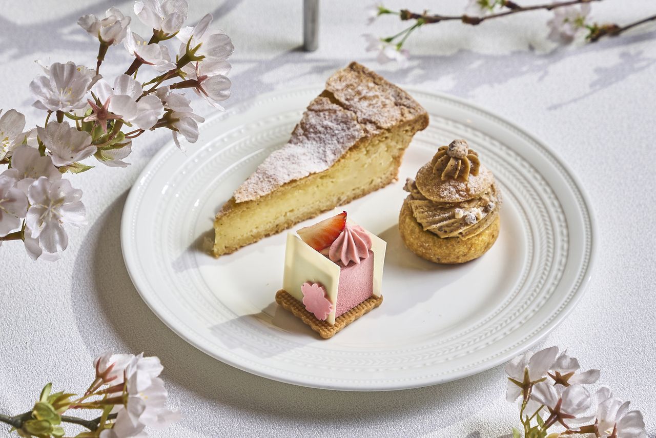 Sakura and Strawberry Royale〈Signature Afternoon Tea〉