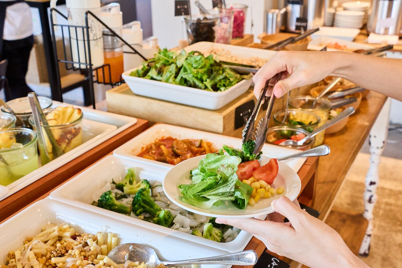 Make a reservation for weekday lunch here! Choose your main dish, drink bar, and unlimited salad buffet set with bread, curry, etc.