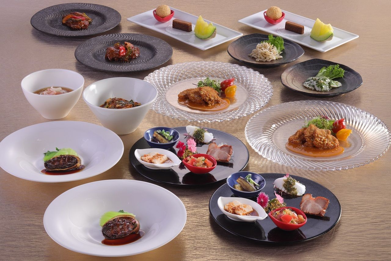 [Anniversary Plan] 7-course authentic Sichuan cuisine with rich flavors + glass of champagne + bouquet or table flowers + message plate