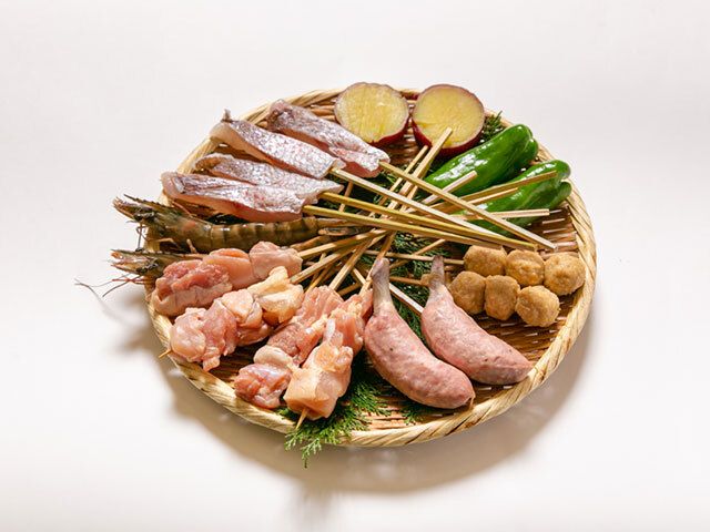 【我们的招牌烤制菜肴】尽情享用我们引以为豪的福福豆腐火锅、烤鲷鱼串以及其他用炉灶烹制的菜肴。