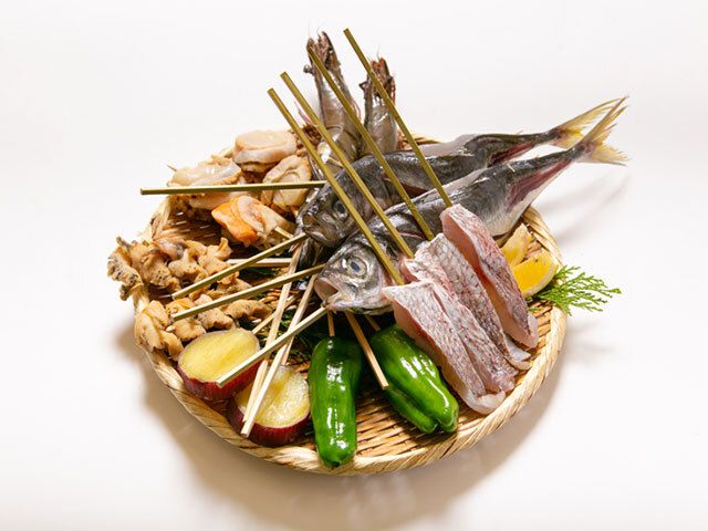 [Seafood Grill] Enjoy our signature Fukufuku Tofu Hot Pot, grilled shellfish skewers, and other dishes grilled over a hearth.