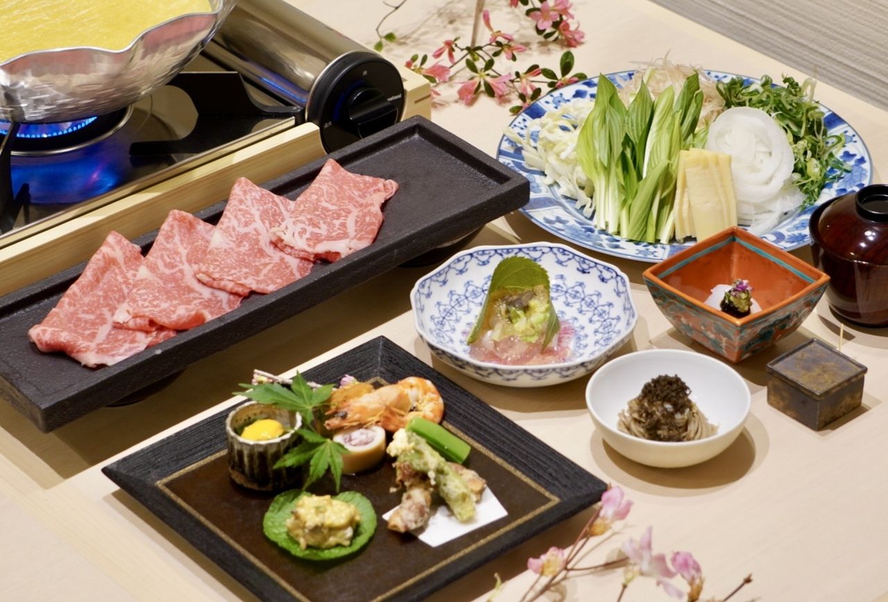 [Dinner] Matsusaka beef and seasonal vegetable soup shabu-shabu course