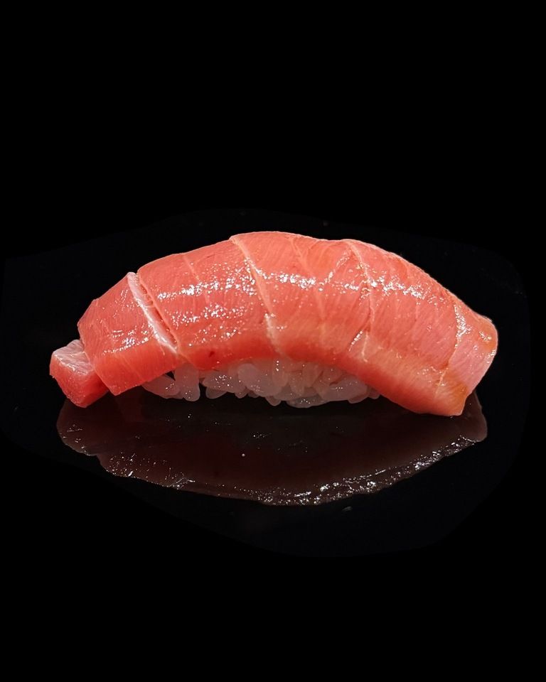 Mulakan dengan enam hidangan nigiri (a la carte, caj tambahan dikenakan)