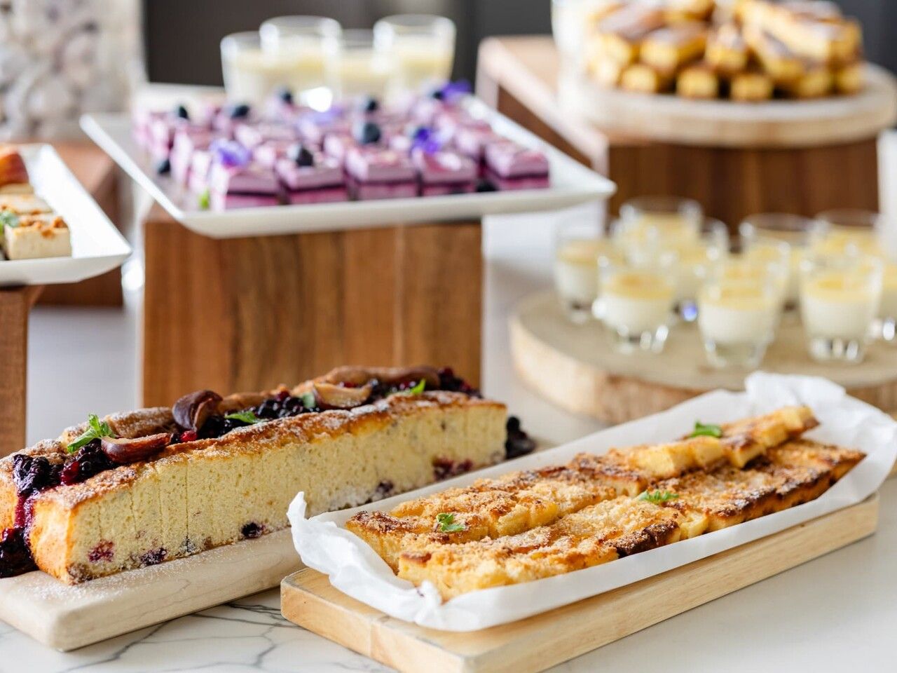 From May 1st: [90-minute weekend/holiday lunch buffet] Includes your choice of main dish, a wide variety of desserts, and free drinks including Kobe black tea.