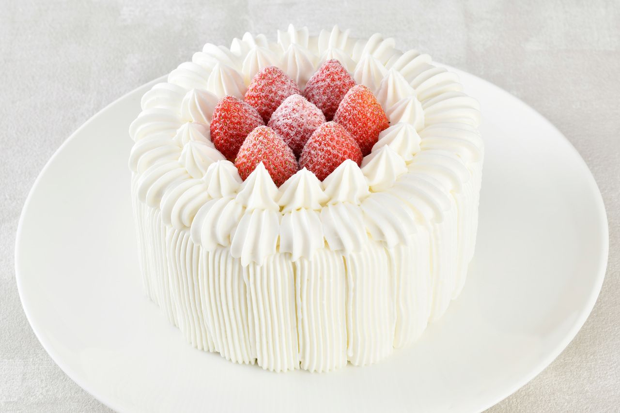 苺入り生クリームケーキ　5号（15㎝）