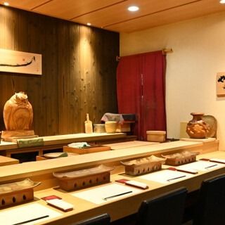 【奢华之选】顶级午餐套餐◆包含12卷高级寿司，并配有清汤，以大盘形式呈上。