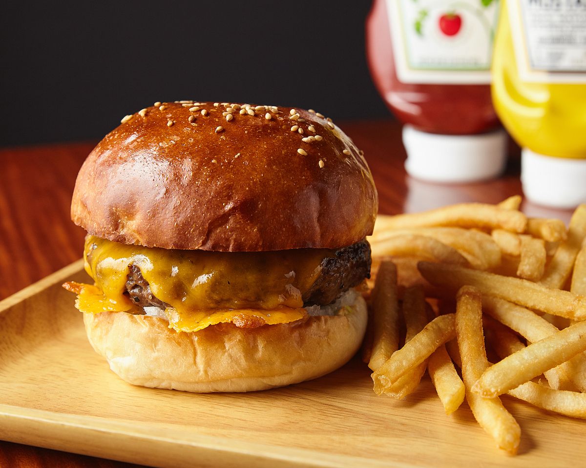【Reso negro japonés】 Hamburguesa con queso cheddar