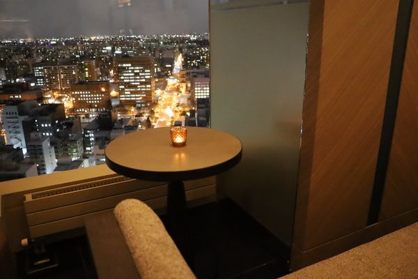 柱のかかる窓側席