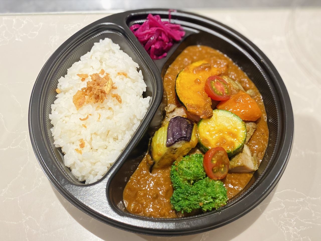 スパイスチキンと彩り野菜カレー