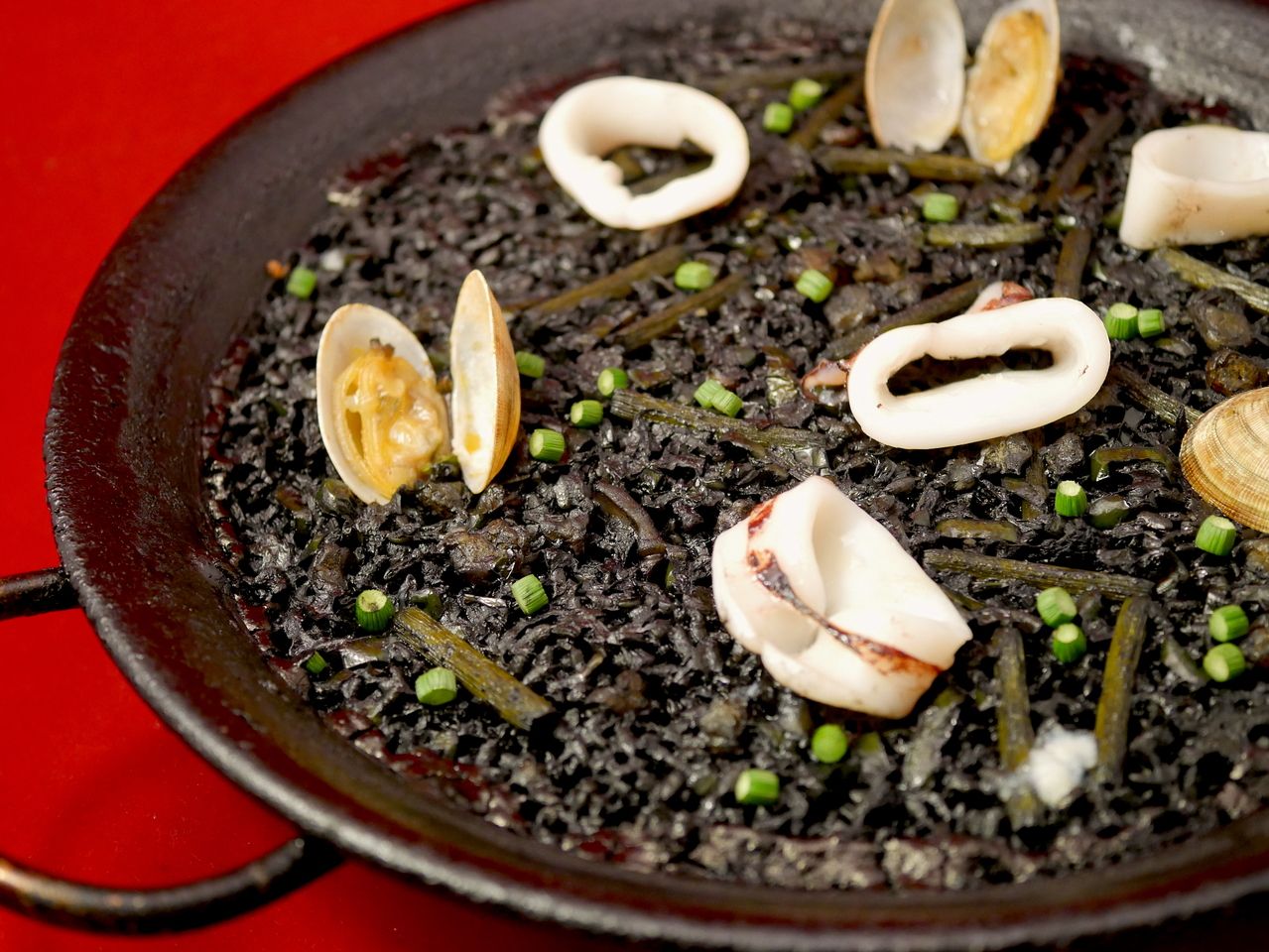 【テイクアウト】イカスミのパエリア[単品]　¥6,800（税抜）