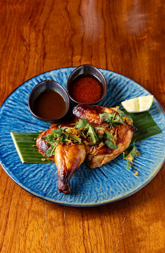 A course with a popular menu of Thai-style chicken thighs with bones "Kai Yang" (4 people or more)