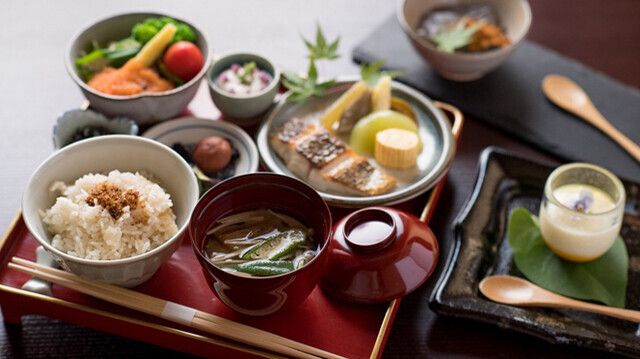 【比日氣御膳】小鉢5種　選べるメイン料理