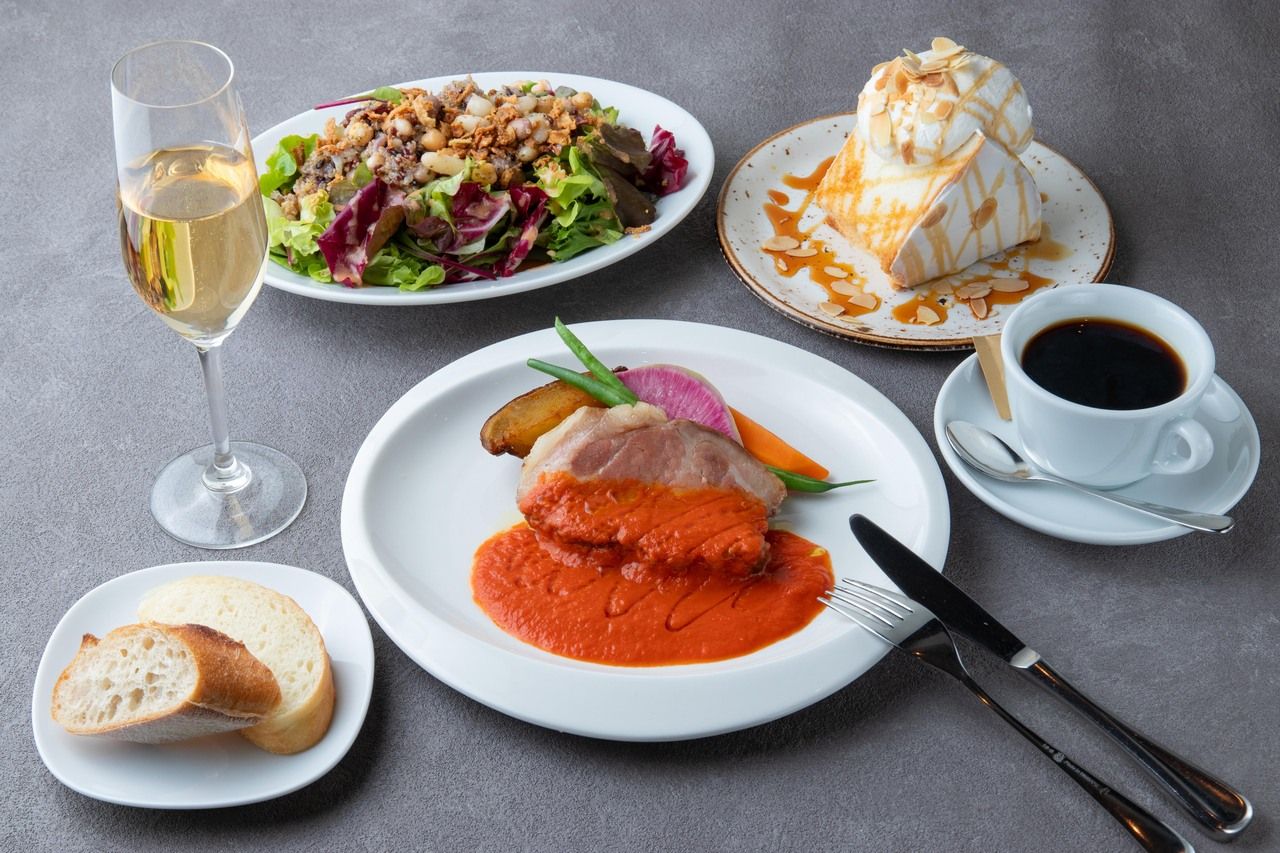 [Weekday only leisurely lunch course] ~ Toast drink + salad + main dish + dessert + CAFE