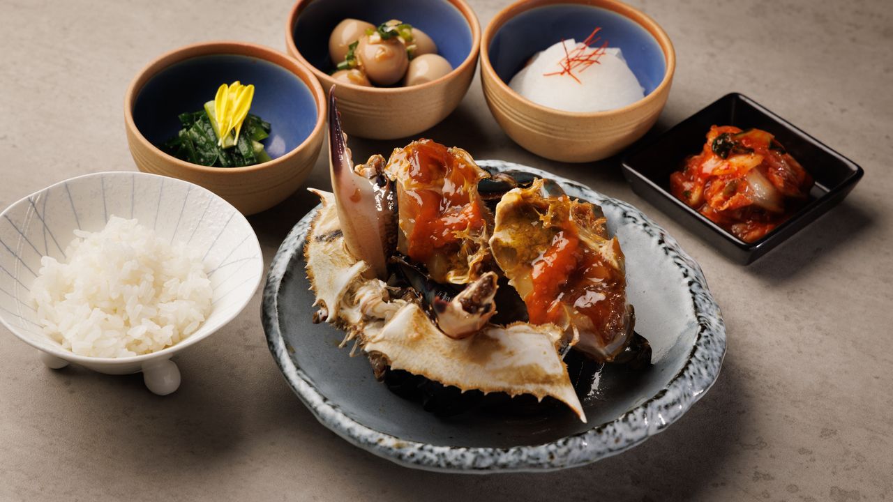 Mittagsgang mit 8 Gerichten mit im Inland produziertem Ganjang Gejang als Hauptgericht