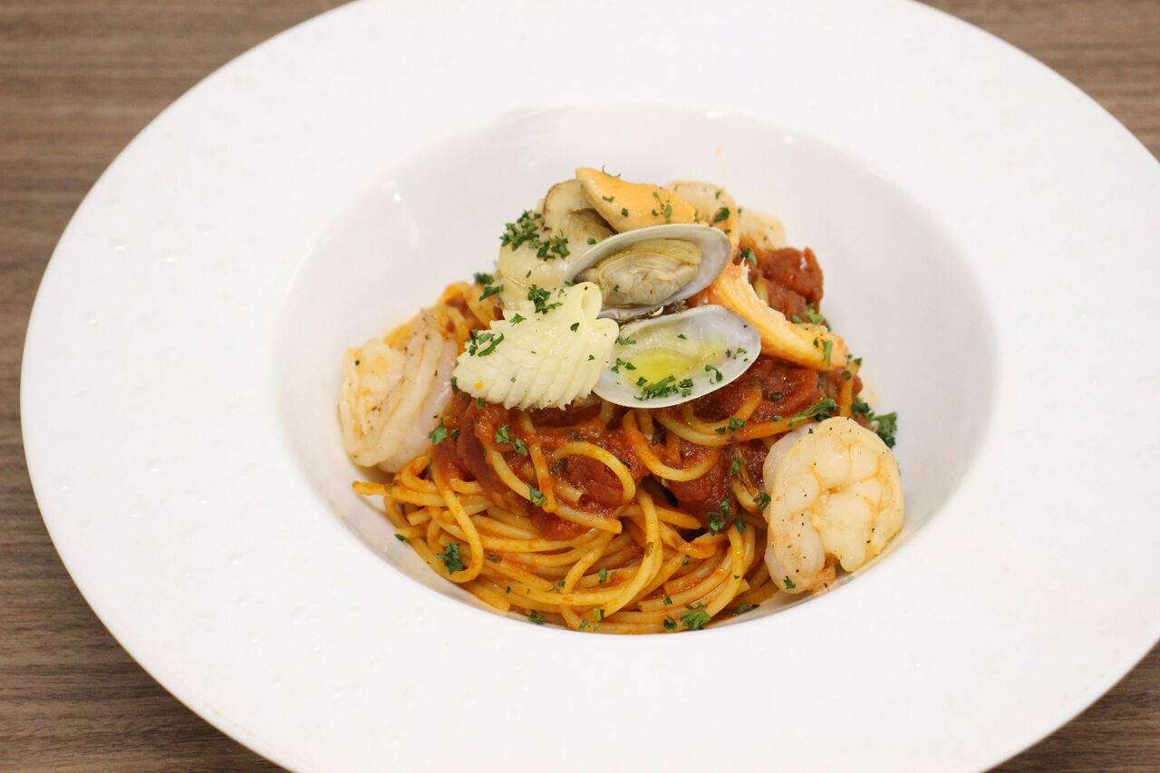 太陽に輝くアメーラトマトとシーフードのスパゲッティ