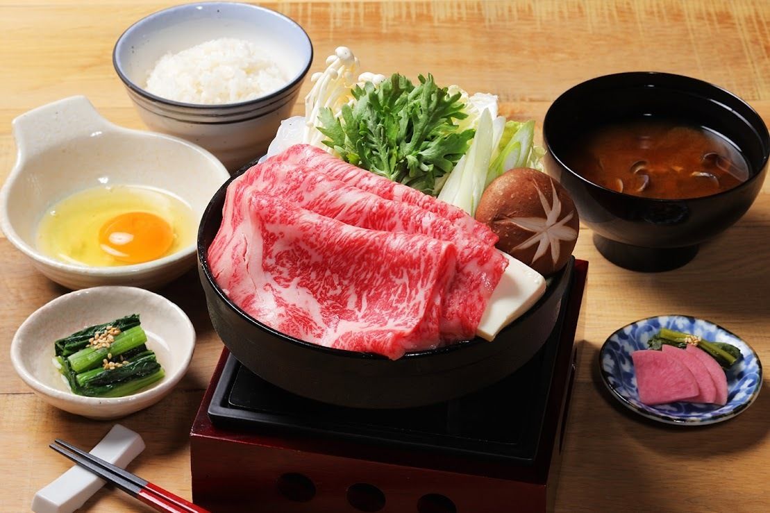 【1ドリンク付き】贅沢ランチ！お一人様ご予約OK！黒毛和牛のすき焼き御膳　3500円