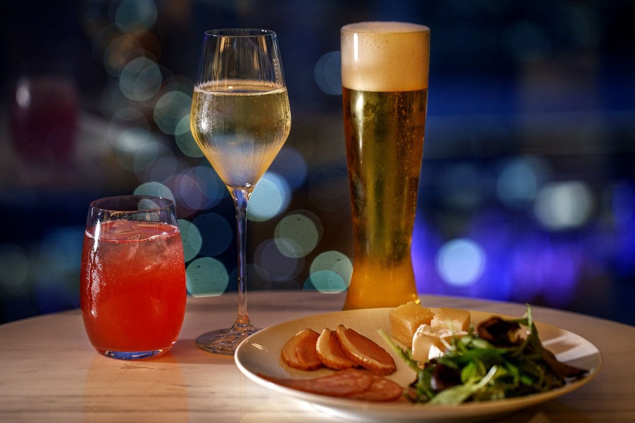 [Weekdays Only] 10 types of free-flow cocktails + 1 food item of your choice