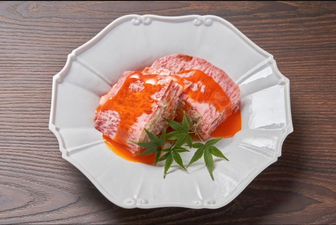  ＜一番人気＞当店名物とろける食感のミルフィーユユッケと特製肉寿司がついた全13品【焼肉あざすコース】 