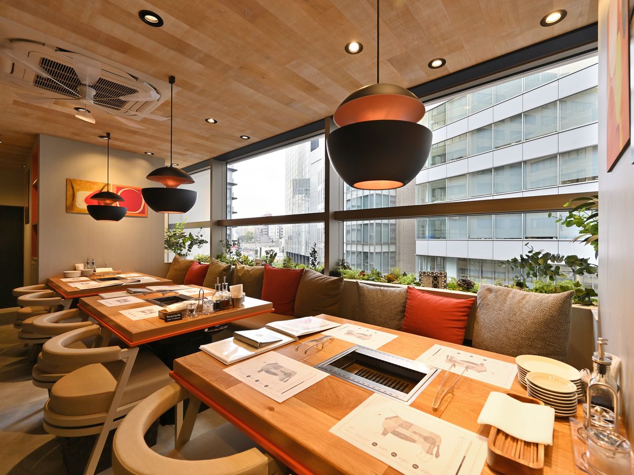 厳選部位の5種盛り合わせや大判サーロイン焼きすき等人気メニューをふんだんに！2時間飲み放題付Aging Beefコース