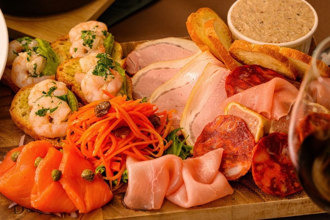 【歓送迎会におすすめ・着席パーティープランC】岩手県産「岩中豚」のポワレなど全4品＋120分フリーフロー